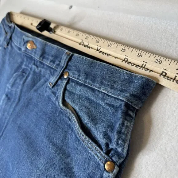 Wrangler Jeans Men's 42x32 Blue Cowboy‎ Cut  13MWZ Medium Wash - Picture 4 of 8